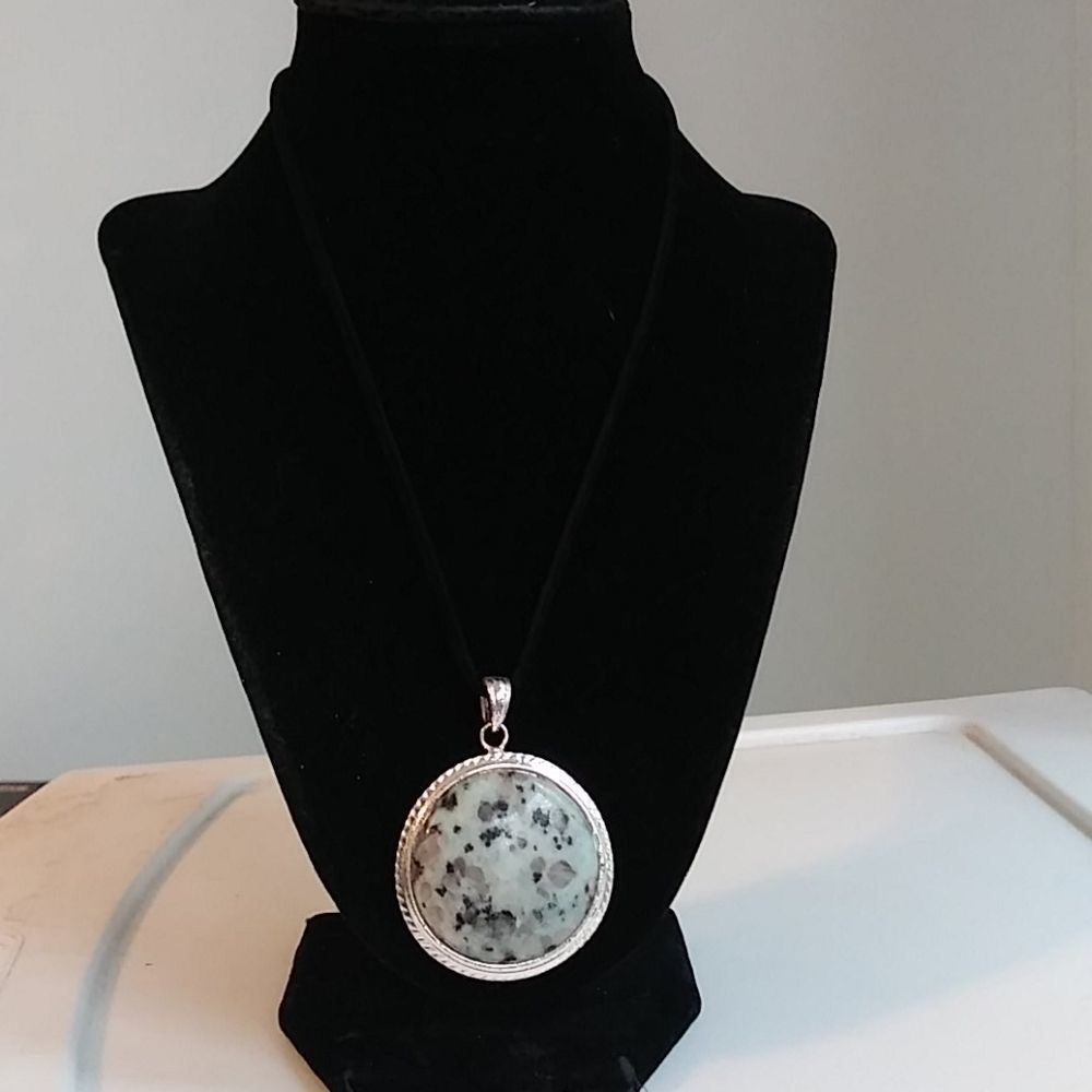Stone pendant necklace NWOT